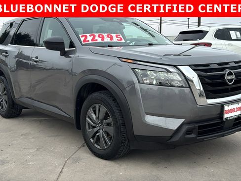 Used 2023 Nissan Pathfinder S image 3