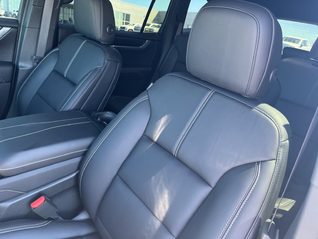 Used 2026 GMC Acadia Elevation w/ Elevation Premium Package FWD image 12