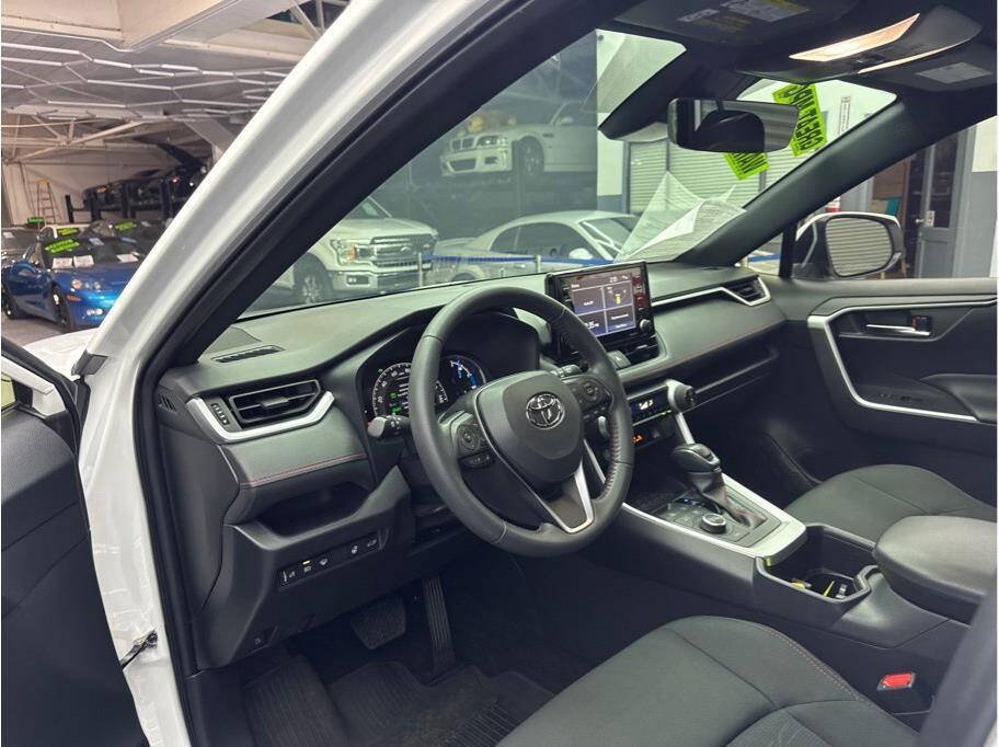 Used 2022 Toyota RAV4 SE w/ Weather & Moonroof Package AWD/4WD image 11