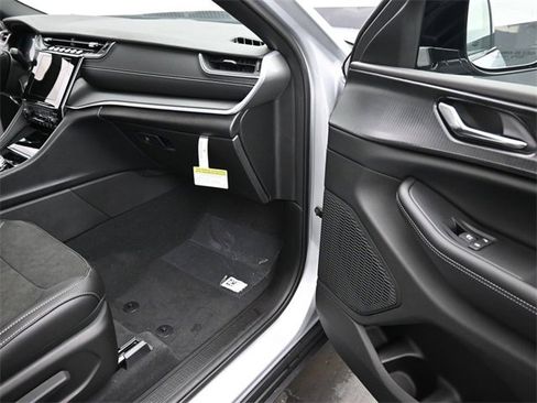 New 2025 Jeep Grand Cherokee Altitude image 22