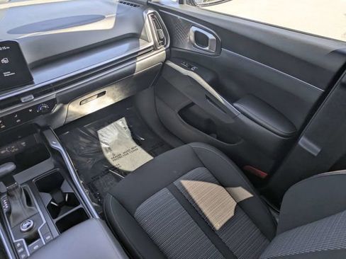 Used 2024 Kia Sorento LX image 17