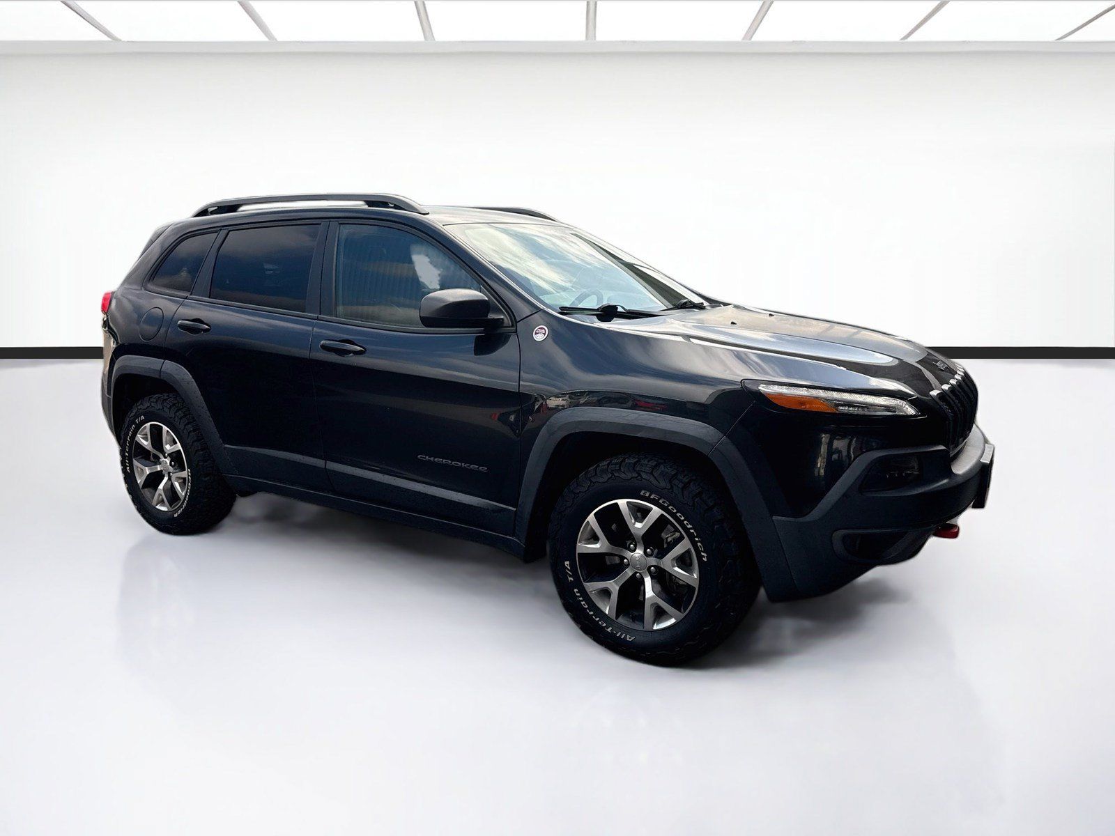 Used 2016 Jeep Cherokee Trailhawk w/ Leather Interior Group AWD/4WD image 3