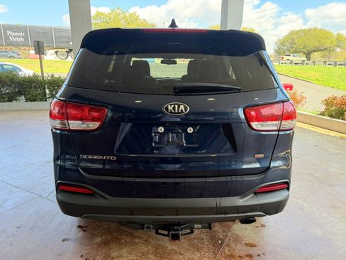 Used 2017 Kia Sorento LX w/ LX Convenience Package image 5