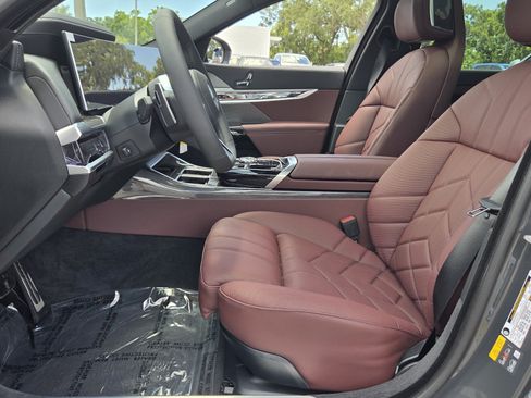 New 2026 BMW 750e xDrive w/ Premium Package AWD/4WD image 10