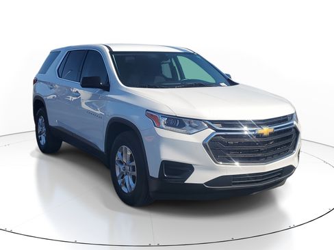 Used 2020 Chevrolet Traverse LS image 2