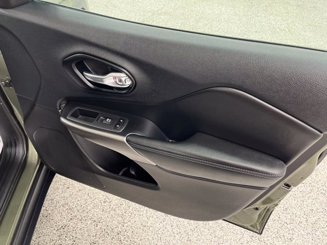 Used 2021 Jeep Cherokee Latitude FWD image 22