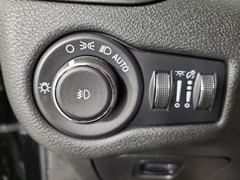 Used 2022 Jeep Cherokee Trailhawk AWD/4WD image 30