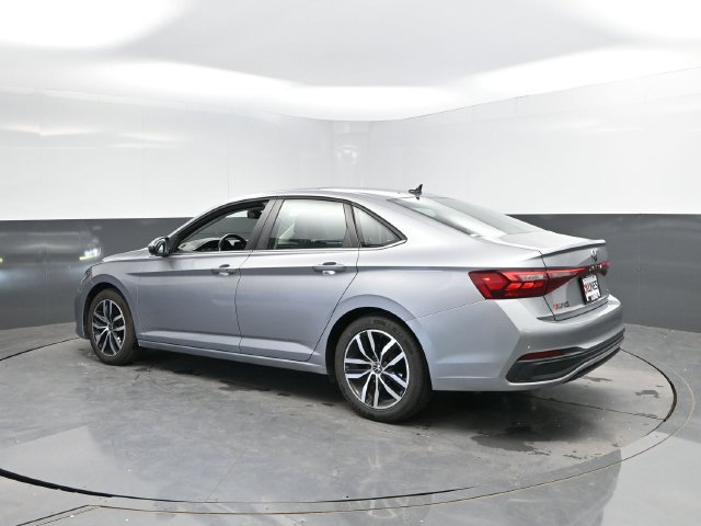 Used 2025 Volkswagen Jetta SE FWD image 8