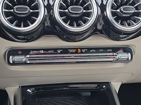 New 2025 Mercedes-Benz GLB 250 4MATIC image 17