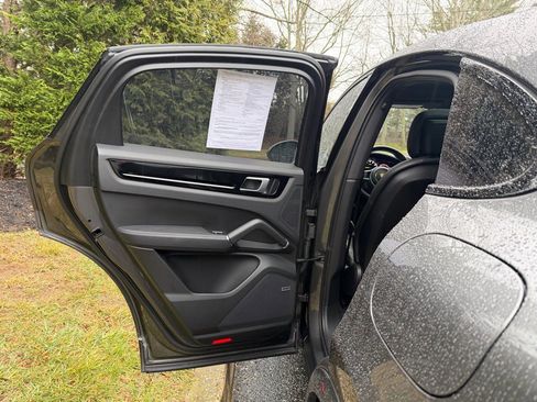 Used 2022 Porsche Cayenne E-Hybrid Coupe image 16