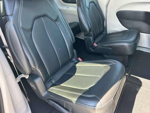 Used 2024 Chrysler Pacifica Touring-L FWD image 23