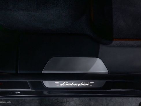 Used 2025 Lamborghini Urus SE AWD/4WD image 45