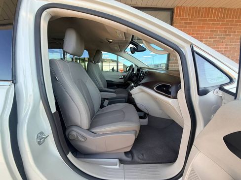 Used 2017 Chrysler Pacifica Touring FWD image 12