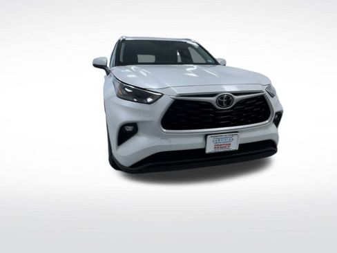 Used 2022 Toyota Highlander XLE image 3