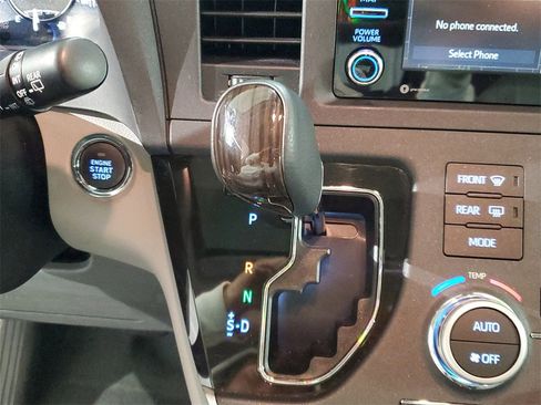 Used 2020 Toyota Sienna XLE image 24