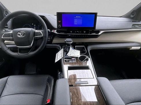 New 2026 Toyota Sienna Platinum image 4