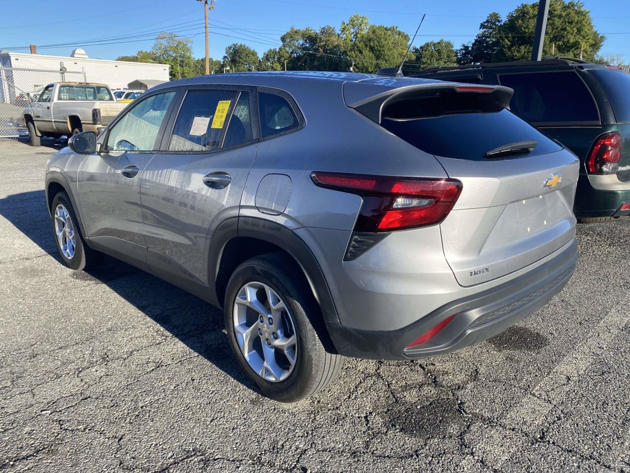 Used 2025 Chevrolet Trax LS w/ LS Convenience Package FWD image 6