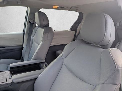 Used 2023 Toyota Sienna XLE image 14
