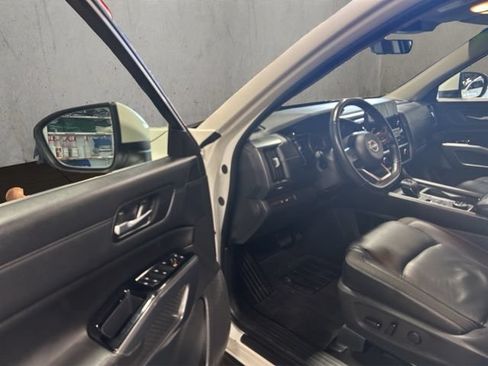 Used 2023 Nissan Pathfinder SL AWD/4WD image 23