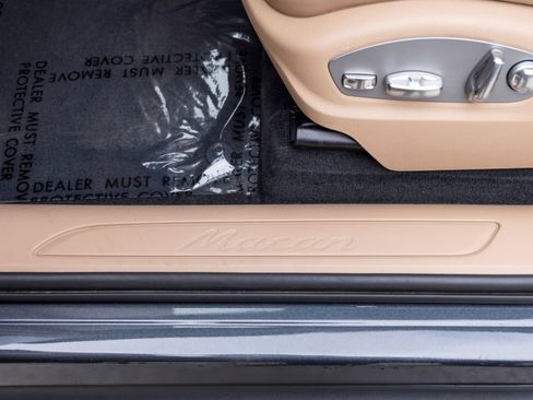 Certified 2023 Porsche Macan AWD/4WD image 28