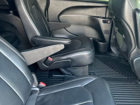 Used 2021 Chrysler Pacifica Touring-L w/ Premium & Safety Sphere Group FWD image 8