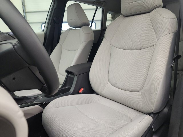 Used 2025 Toyota Corolla Cross LE w/ Moonroof Package FWD image 13