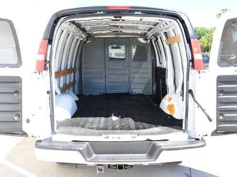 Used 2018 GMC Savana 2500 w/ Driver Convenience Package RWD image 9