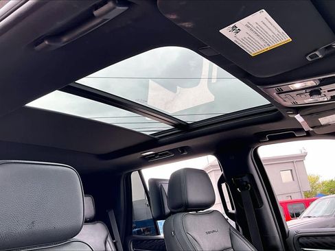 Used 2021 GMC Yukon Denali w/ Denali Premium Package image 13