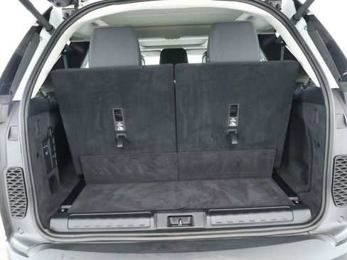 Used 2024 Land Rover Discovery S image 22