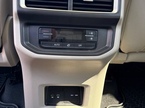 Used 2024 Volkswagen Atlas SE w/ Panoramic Sunroof Package AWD/4WD image 14