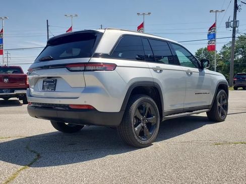 Used 2023 Jeep Grand Cherokee Altitude AWD/4WD image 3