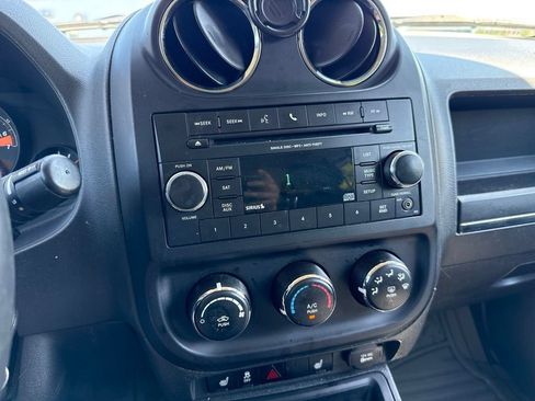 Used 2017 Jeep Patriot Latitude AWD/4WD image 10