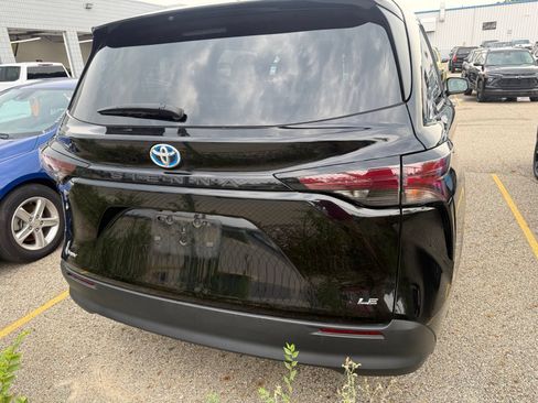 Used 2025 Toyota Sienna LE FWD image 3