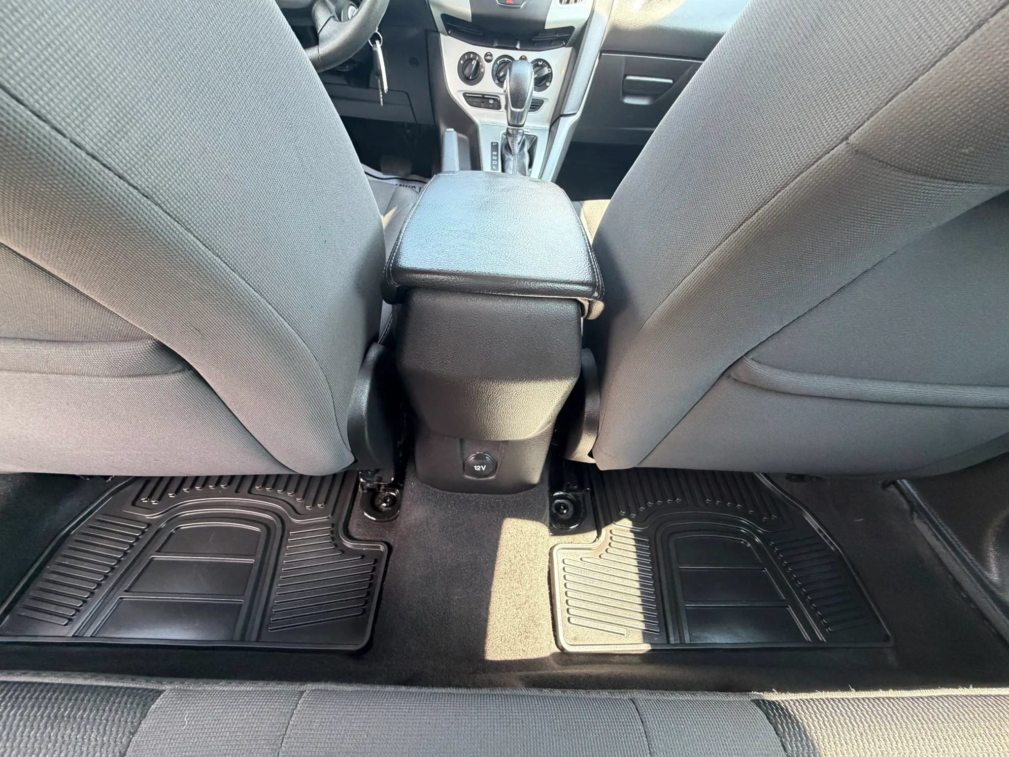 Used 2014 Ford Focus SE w/ SE Winter Package FWD image 27
