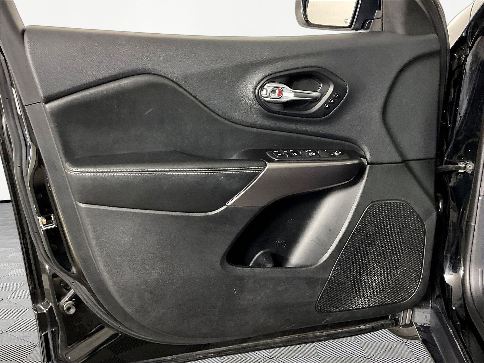 Used 2019 Jeep Cherokee Limited AWD/4WD image 20