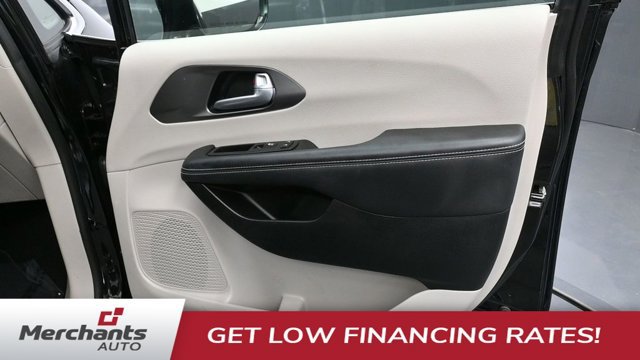 Used 2024 Chrysler Pacifica Touring-L FWD image 10
