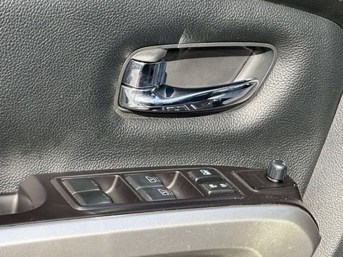 Used 2020 Nissan Titan SV w/ SV Convenience Package image 18