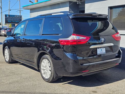 Used 2017 Toyota Sienna Limited Premium image 3