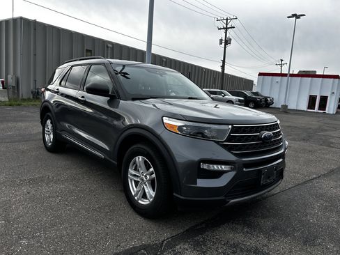 Used 2022 Ford Explorer XLT w/ Equipment Group 202A AWD/4WD image 8