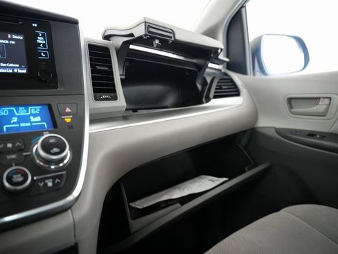 Used 2015 Toyota Sienna L image 47