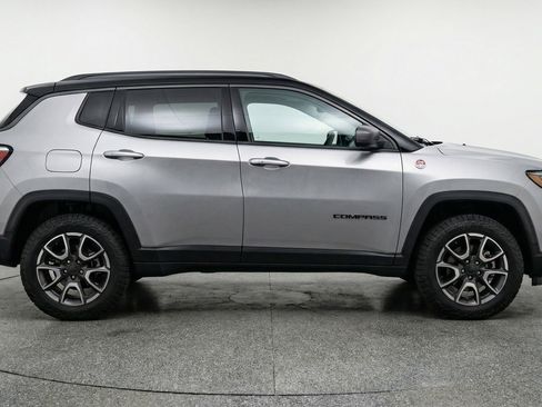 Used 2025 Jeep Compass Trailhawk image 11