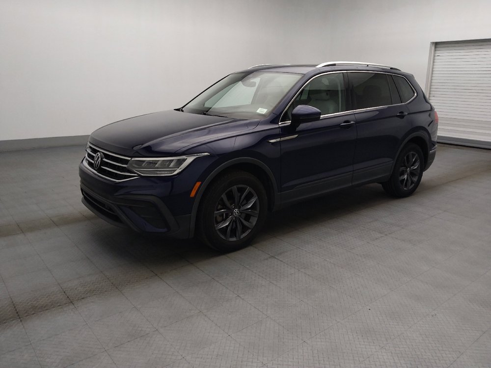 Used 2023 Volkswagen Tiguan SE w/ Panoramic Sunroof Package FWD image 2