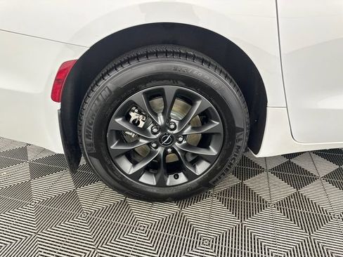 Certified 2021 Chrysler Pacifica Touring w/ Cold Weather Group AWD/4WD image 36