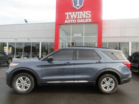 Used 2021 Ford Explorer XLT w/ Equipment Group 202A image 2