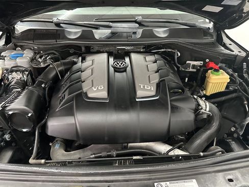 Used 2016 Volkswagen Touareg TDI image 32