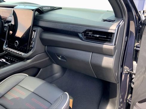 Used 2025 GMC Yukon XL AT4 Ultimate AWD/4WD image 18