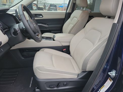 Used 2024 Nissan Pathfinder SL w/ SL Premium Package image 12