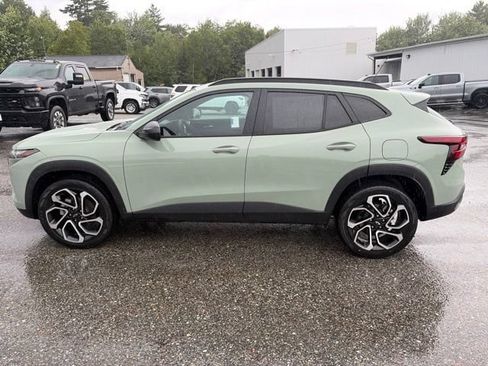 Used 2024 Chevrolet Trax RS w/ Sunroof Package FWD image 3