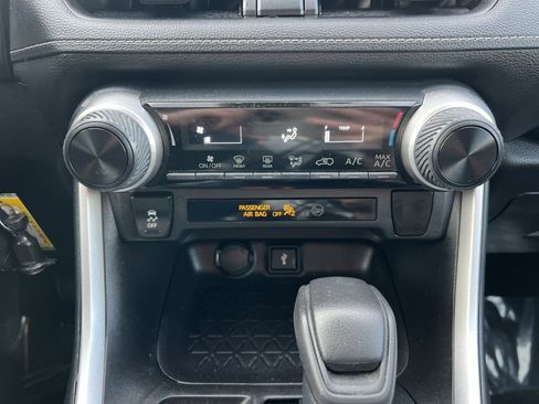 Used 2021 Toyota RAV4 LE image 19