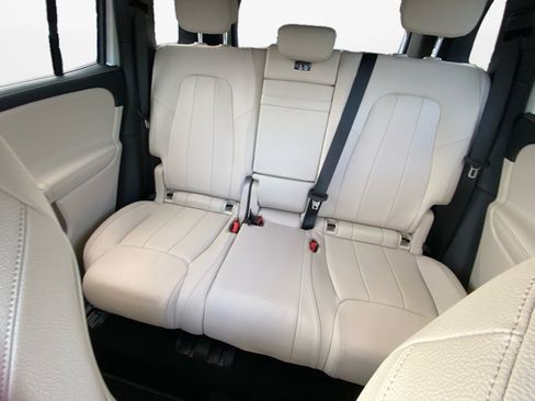 Used 2025 Mercedes-Benz GLB 250 4MATIC image 12